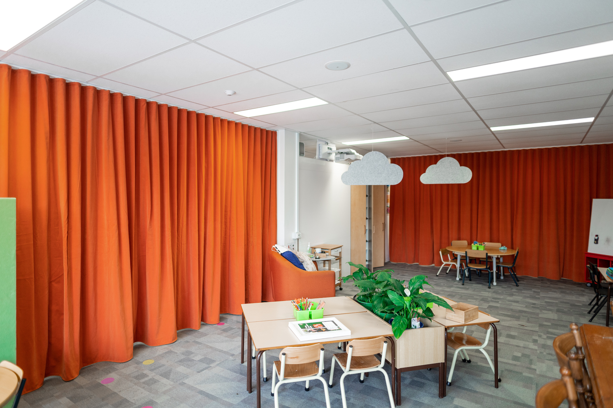 //www.acousticblindsandcurtains.com.au/wp-content/uploads/2020/01/Acoustic_Curtains_for_Schools_3.jpg